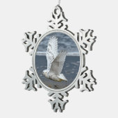 Snowy Owl on a Beach Tin Sneeuwvlok Ornament (Rechts)