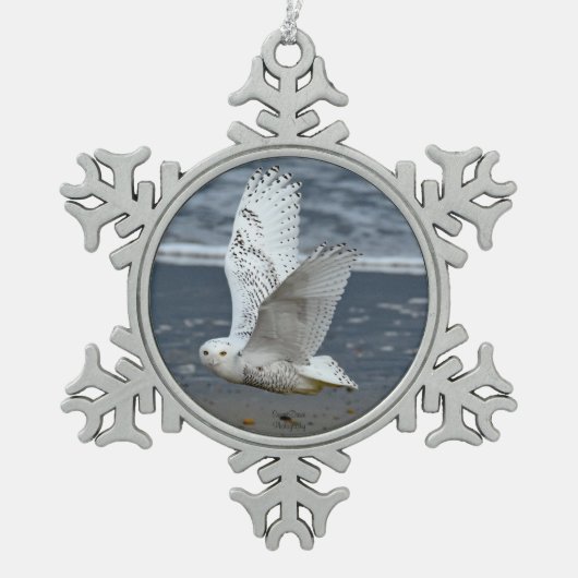 Snowy Owl on a Beach Tin Sneeuwvlok Ornament (Voorkant)
