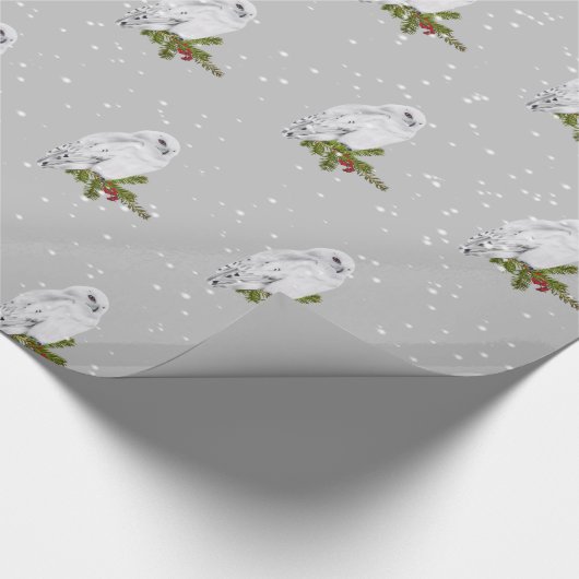 Snowy Owl on Pine and Berries Cadeaupapier (Hoek)
