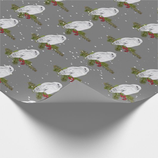 Snowy Owl on Pine and Berries Cadeaupapier (Hoek)
