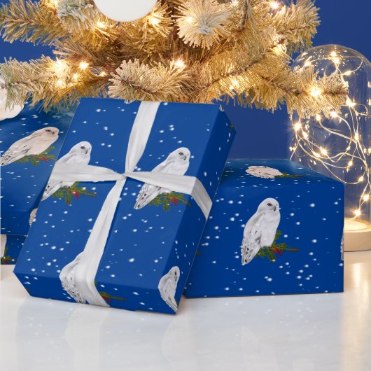 Snowy Owl on Pine and Berries Cadeaupapier (Feestdagen)