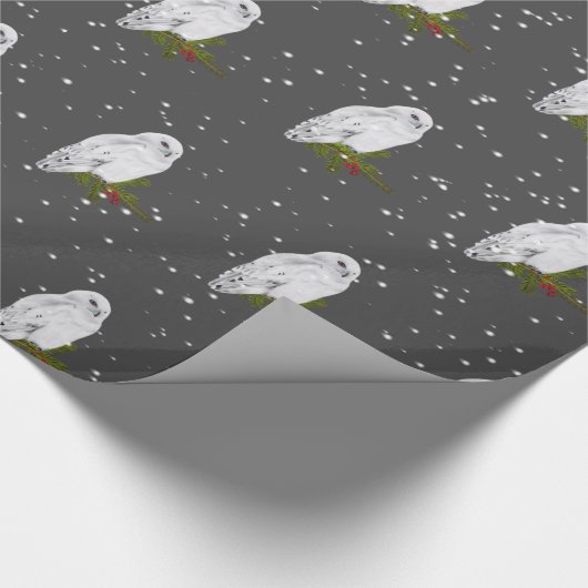 Snowy Owl on Pine and Berries Cadeaupapier (Hoek)