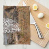 Snowy Owl op een logboek Theedoek (Quarter Fold)
