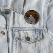 Snowy owl op een rots ronde button 5,7 cm (In situ)