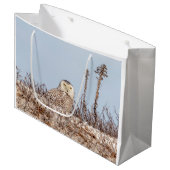 Snowy owl op het strand groot cadeauzakje (Voorkant Gekanteld)