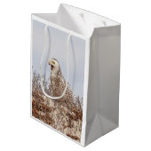 Snowy owl op het strand medium cadeauzakje (Achterkant Gekanteld)