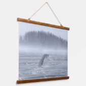 Snowy Owl vliegen in de winter Hangend Wandkleed (Gebogen)