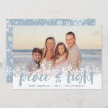 Snowy Peace | Hanukkah-foto Feestdagenkaart<br><div class="desc">Moderne Hanukkah-fotokaarten zijn voorzien van je favoriete afbeelding met een witte sneeuwvlokgrens onderaan. "Vrede en licht" verschijnt in lichtblauw met de hand geschreven borsteltypografie,  met uw namen en het jaar eronder.</div>