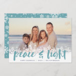 Snowy Peace | Hanukkah-foto Feestdagenkaart<br><div class="desc">Moderne Hanukkah-fotokaarten zijn voorzien van je favoriete afbeelding met een witte sneeuwvlokgrens onderaan. "Vrede en licht" wordt weergegeven in aqua hand-letterige penseeltypografie,  met uw namen en het jaar eronder.</div>