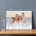 Snowy Peace | Hanukkah-foto Feestdagenkaart<br><div class="desc">Moderne Hanukkah-fotokaarten zijn voorzien van je favoriete afbeelding met een witte sneeuwvlokgrens onderaan. "Vrede en licht" verschijnt in lichtblauw met de hand geschreven borsteltypografie,  met uw namen en het jaar eronder.</div>