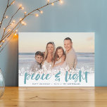 Snowy Peace | Hanukkah-foto Feestdagenkaart<br><div class="desc">Moderne Hanukkah-fotokaarten zijn voorzien van je favoriete afbeelding met een witte sneeuwvlokgrens onderaan. "Vrede en licht" wordt weergegeven in aqua hand-letterige penseeltypografie,  met uw namen en het jaar eronder.</div>