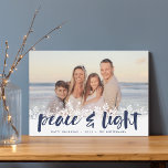 Snowy Peace | Hanukkah-foto Feestdagenkaart<br><div class="desc">Moderne Hanukkah-fotokaarten zijn voorzien van je favoriete afbeelding met een witte sneeuwvlokgrens onderaan. "Vrede en licht" wordt getoond in een blauw,  met de hand geschreven borsteltypografie,  met uw namen en het jaar eronder.</div>