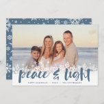 Snowy Peace | Hanukkah-foto Feestdagenkaart<br><div class="desc">Moderne Hanukkah-fotokaarten zijn voorzien van je favoriete afbeelding met een witte sneeuwvlokgrens onderaan. "Vrede en licht" wordt weergegeven in een platte blauwe,  met de hand geschreven borsteltypografie,  met uw namen en het jaar eronder.</div>