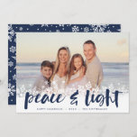 Snowy Peace | Hanukkah-foto Feestdagenkaart<br><div class="desc">Moderne Hanukkah-fotokaarten zijn voorzien van je favoriete afbeelding met een witte sneeuwvlokgrens onderaan. "Vrede en licht" wordt getoond in een blauw,  met de hand geschreven borsteltypografie,  met uw namen en het jaar eronder.</div>