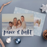 Snowy Peace | Hanukkah-fotokaart Feestdagenkaart<br><div class="desc">Moderne Hanukkah-fotokaarten zijn voorzien van je favoriete afbeelding met een witte sneeuwvlokgrens onderaan. "Vrede en licht" wordt getoond in een blauw,  met de hand geschreven borsteltypografie,  met uw namen en het jaar eronder. Pas de sneeuwvlok aan met drie extra foto's en een persoonlijk bericht.</div>