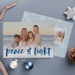 Snowy Peace | Hanukkah-fotokaart Feestdagenkaart<br><div class="desc">Moderne Hanukkah-fotokaarten zijn voorzien van je favoriete afbeelding met een witte sneeuwvlokgrens onderaan. "Vrede en licht" verschijnt in lapis blauw met de hand geschreven borsteltypografie,  met uw namen en het jaar eronder. Pas de sneeuwvlok aan met drie extra foto's en een persoonlijk bericht.</div>