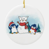 Snowy Penguins building a Christmas Snow Cat Keramisch Ornament (Achterkant)