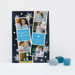 Snowy Photobooth Hanukkah Foto Collage Feestdagenkaart<br><div class="desc">Cute Hanukkah-fotokaart bevat twee strips voor de fotografie, elk met drie foto's en een blauw tekstpaneel, voor een totaal van zes foto's. Pas het jaar aan met de naam of namen van uw familie in witte, festieve witte letters, op een blauw marineschopje met witte sneeuwvlokken en witte sterren van David....</div>