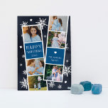 Snowy Photobooth Hanukkah Foto Collage Feestdagenkaart<br><div class="desc">Cute Hanukkah-fotokaart bevat twee strips voor de fotografie, elk met drie foto's en een blauw tekstpaneel, voor een totaal van zes foto's. Pas het jaar aan met de naam of namen van uw familie in witte, festieve witte letters, op een blauw marineschopje met witte sneeuwvlokken en witte sterren van David....</div>