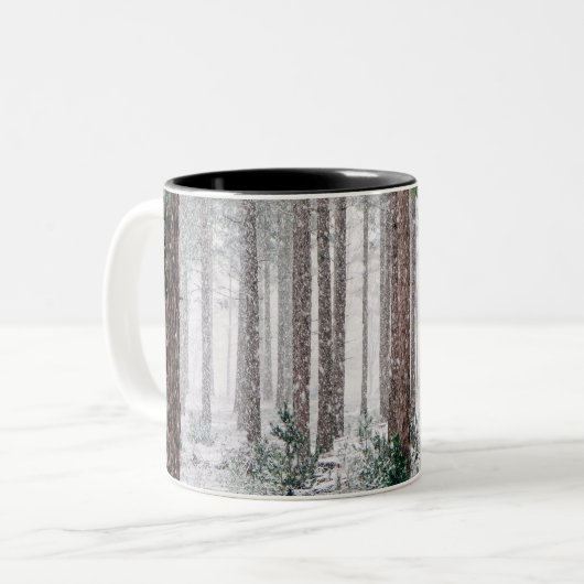 Snowy Pine-bomen Tweekleurige Koffiemok (Voorkant links)