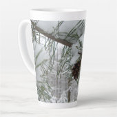 Snowy Pine Branch Winter Natuur Latte Mok (Linkerhoek)