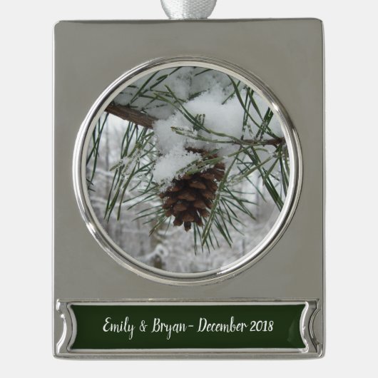 Snowy Pine Branch Winter Natuur Verzilverd Banner Ornament (Voorkant)