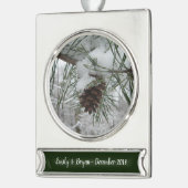 Snowy Pine Branch Winter Natuur Verzilverd Banner Ornament (Links)