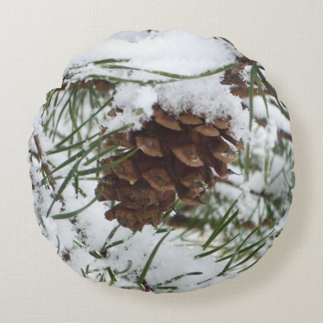 Snowy Pine Cone I Winter Natuur Foto Rond Kussen (Voorkant)