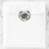 Snowy Pine Cone I Winter Natuur Foto Ronde Sticker (Tas)