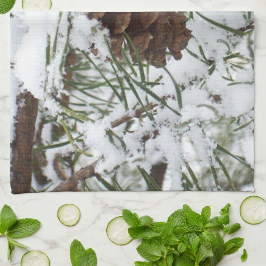 Snowy Pine Cone I Winter Natuur Foto Theedoek (Gevouwen)