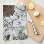 Snowy Pine Cone I Winter Natuur Foto Theedoek (Quarter Fold)