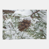 Snowy Pine Cone I Winter Natuur Foto Theedoek (Horizontaal)