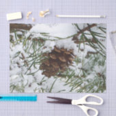 Snowy Pine Cone I Winter Natuur Foto Tissuepapier (Craft)