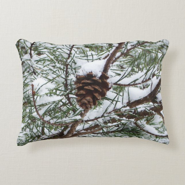 Snowy Pine Cone II Winter Natuur Fotografie Accent Kussen (Voorkant)
