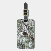 Snowy Pine Cone II Winter Natuur Fotografie Bagagelabel (Voorkant verticaal)