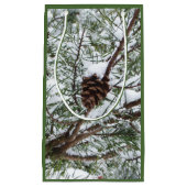 Snowy Pine Cone II Winter Natuur Fotografie Klein Cadeauzakje (Voorkant)