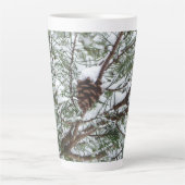 Snowy Pine Cone II Winter Natuur Fotografie Latte Mok (Voorkant)