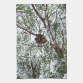 Snowy Pine Cone II Winter Natuur Fotografie Theedoek (Verticaal)