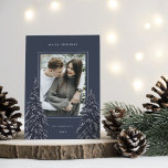 Snowy Pine | Kerstfoto van Elegant Feestdagenkaart<br><div class="desc">Een modern en elegant kerstfeestkaartenontwerp met één verticale foto op een blauw marineklein. Twee lange dennenbomen lijsten je foto,  gestikt met witte sneeuw. Pas uw eigen vakantiegroet,  uw familienaam en het jaar aan.</div>