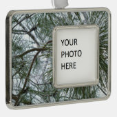 Snowy Pine Needles Winter Natuur Verzilverd Omlijst Ornament (Rechts)