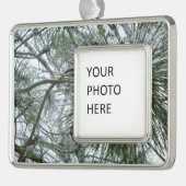Snowy Pine Needles Winter Natuur Verzilverd Omlijst Ornament (Links)