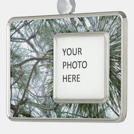 Snowy Pine Needles Winter Natuur Verzilverd Omlijst Ornament (Links)
