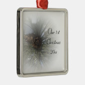 Snowy Pines 1e Kerstmis Samen Metalen Ornament (Rechts)