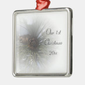 Snowy Pines 1e Kerstmis Samen Metalen Ornament (Links)