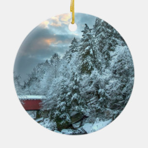 Snowy pines boven een overdekte brug rond versieri keramisch ornament