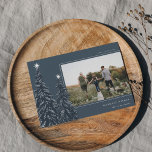 Snowy Pines | Kerstfoto van Elegant Feestdagenkaart<br><div class="desc">Een modern en elegant kerstfeestkaartje met een horizontale foto op een donkerblauwe achtergrond voorzien van pijnbomen die zijn voorzien van sneeuw en voorzien van witte sterren. Pas uw eigen vakantiegroet,  uw familienaam en het jaar aan.</div>