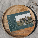 Snowy Pines | Kerstfoto van Elegant Feestdagenkaart<br><div class="desc">Een modern en elegant kerstfeestkaartje met een horizontale foto op een bosgroene achtergrond,  voorzien van pijnbomen die zijn voorzien van sneeuw en voorzien van witte sterren. Pas uw eigen vakantiegroet,  uw familienaam en het jaar aan.</div>