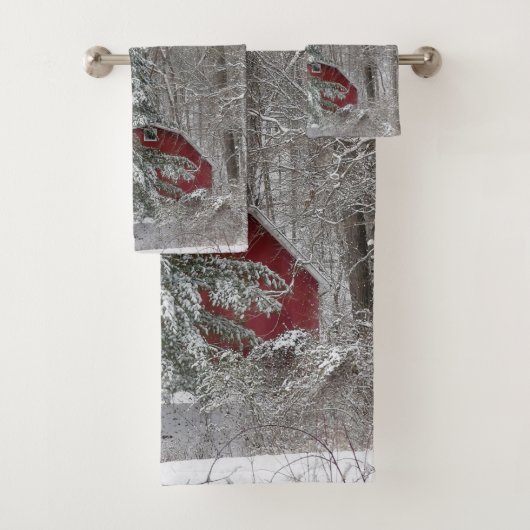 Snowy Red Barn Bad Handdoek (Insitu)