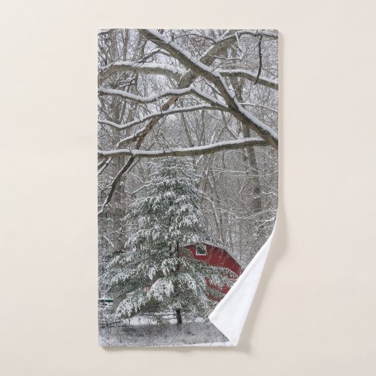Snowy Red Barn Bad Handdoek (Handdoek)