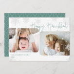 Snowy Script | 2 Foto Happy Hanukkah Holiday Kaart<br><div class="desc">Eenvoudig en modern Hanukkah-kaartontwerp biedt twee van uw favoriete foto's met een uitlijning van offset, die is omgeven door vallende sneeuwvlokken. "Happy Hanukkah" verschijnt in lichtbrongroen casual handgeschreven script, met je familienaam en het jaar aan de linkeronderkant. Een uniek hedendaags ontwerp in een horizontale of landschapslay-out voor een op-trend vakantieblik....</div>